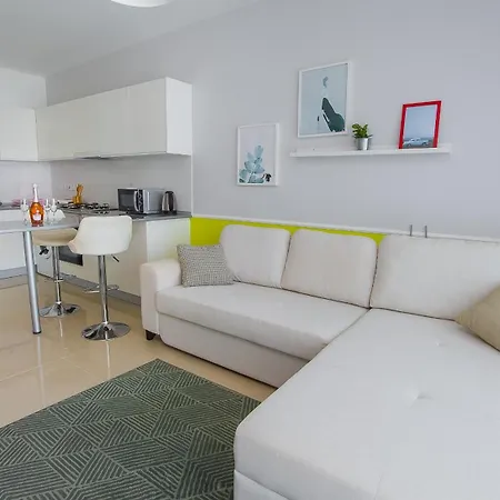 Studio, Caeser Apartment